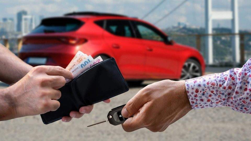 Person, die Bargeld aus einer Brieftasche übergibt, während eine andere Person einen Autoschlüssel anbietet, mit einem roten Auto im Hintergrund in {{city}}